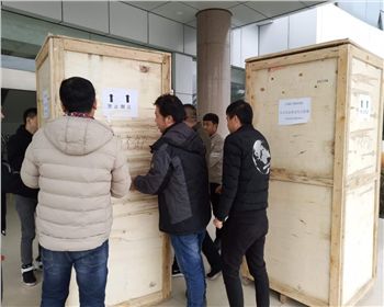 給客戶上門送貨安裝并調(diào)試恒溫培養(yǎng)箱